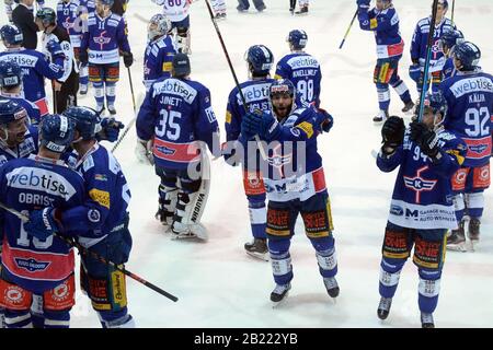 Kloten, Schweiz. Februar 2020. Kloten Swiss Arena, EHC Kloten vs GCK Lions, 1/4 Endspiel 5/7, Klotens Spieler feiern den Sieg 3-2. EHC Kloten schlug GCK Lions in Spiel 5 (von 7) und erzielte den 4. Sieg. Kloten gehen bei einem 1/4 Endspiel-Finale um den Aufstieg in NLA 2020-21. Das Spiel wurde aufgrund der staatlichen Veranlagung bezüglich der Sicherheitsaktionen des Corona-Virus (Foto von Sergio Brunetti/Pacific Press) ohne öffentliche Hand ausgetragen Credit: Pacific Press Agency/Alamy Live News Stockfoto