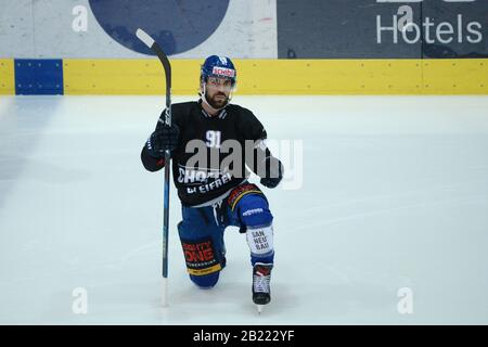 Kloten, Schweiz. Februar 2020. Kloten Swiss Arena, EHC Kloten vs. GCK Lions, 1/4Endspiel 5/7, Vorwärts Dominic Forget (KLO). EHC Kloten schlug GCK Lions in Spiel 5 (von 7) und erzielte den 4. Sieg. Kloten gehen bei einem 1/4 Endspiel-Finale um den Aufstieg in NLA 2020-21. Das Spiel wurde aufgrund der staatlichen Veranlagung bezüglich der Sicherheitsaktionen des Corona-Virus (Foto von Sergio Brunetti/Pacific Press) ohne öffentliche Hand ausgetragen Credit: Pacific Press Agency/Alamy Live News Stockfoto