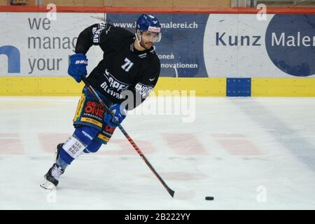 Kloten, Schweiz. Februar 2020. Kloten Swiss Arena, EHC Kloten vs GCK Lions, 1/4 Endspiel 5/7, Verteidiger Edson Harlacher (KLO). EHC Kloten schlug GCK Lions in Spiel 5 (von 7) und erzielte den 4. Sieg. Kloten gehen bei einem 1/4 Endspiel-Finale um den Aufstieg in NLA 2020-21. Das Spiel wurde aufgrund der staatlichen Veranlagung bezüglich der Sicherheitsaktionen des Corona-Virus (Foto von Sergio Brunetti/Pacific Press) ohne öffentliche Hand ausgetragen Credit: Pacific Press Agency/Alamy Live News Stockfoto