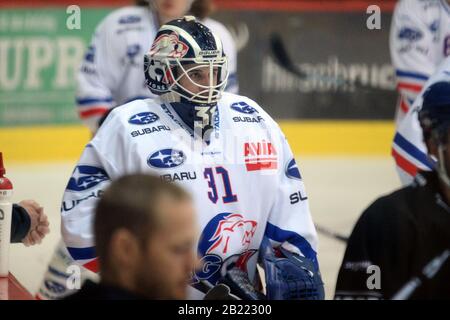 Kloten, Schweiz. Februar 2020. Kloten Swiss Arena, EHC Kloten vs GCK Lions, 1/4 Endspiel 5/7, Torwart Robin Zumbühl (GCK). EHC Kloten vs. GCK Lions 3-2. EHC Kloten schlug GCK Lions in Spiel 5 (von 7) und erzielte den 4. Sieg. Kloten gehen bei einem 1/4 Endspiel-Finale um den Aufstieg in NLA 2020-21. Das Spiel wurde aufgrund der staatlichen Veranlagung bezüglich der Sicherheitsaktionen des Corona-Virus (Foto von Sergio Brunetti/Pacific Press) ohne öffentliche Hand ausgetragen Credit: Pacific Press Agency/Alamy Live News Stockfoto