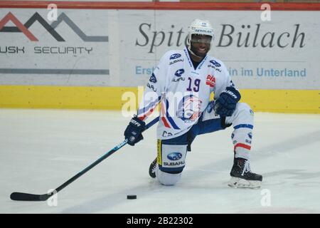 Kloten, Schweiz. Februar 2020. Kloten Swiss Arena, EHC Kloten vs. GCK Lions, 1/4Endspiel 5/7, Vorwärts Nelson Chiquet (GCK). EHC Kloten vs. GCK Lions 3-2. EHC Kloten schlug GCK Lions in Spiel 5 (von 7) und erzielte den 4. Sieg. Kloten gehen bei einem 1/4 Endspiel-Finale um den Aufstieg in NLA 2020-21. Das Spiel wurde aufgrund der staatlichen Veranlagung bezüglich der Sicherheitsaktionen des Corona-Virus (Foto von Sergio Brunetti/Pacific Press) ohne öffentliche Hand ausgetragen Credit: Pacific Press Agency/Alamy Live News Stockfoto