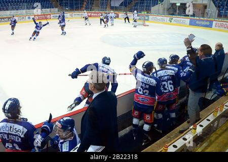 Kloten, Schweiz. Februar 2020. Kloten Swiss Arena, EHC Kloten vs GCK Lions, 1/4 Endspiel 5/7, eh Kloten feiert den Sieg 3-2. EHC Kloten schlug GCK Lions in Spiel 5 (von 7) und erzielte den 4. Sieg. Kloten gehen bei einem 1/4 Endspiel-Finale um den Aufstieg in NLA 2020-21. Das Spiel wurde aufgrund der staatlichen Veranlagung bezüglich der Sicherheitsaktionen des Corona-Virus (Foto von Sergio Brunetti/Pacific Press) ohne öffentliche Hand ausgetragen Credit: Pacific Press Agency/Alamy Live News Stockfoto