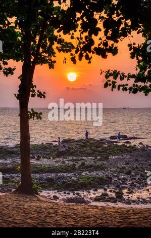 Sonnenuntergang am Dongtan Beach, Pattaya, Thailand Stockfoto