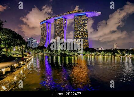 Erstaunliche Architektur des Marina Bay Sands Complex in Singapur bei Nacht Stockfoto