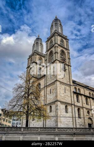 Die Großmunster Kirche dominiert das Zentrum Zürichs mit ihren Zwillingstürmen Stockfoto