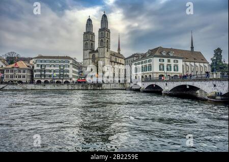 Die Großmunster Kirche dominiert das Zentrum Zürichs mit ihren Zwillingstürmen Stockfoto