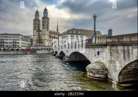 Die Großmunster Kirche dominiert das Zentrum Zürichs mit ihren Zwillingstürmen Stockfoto