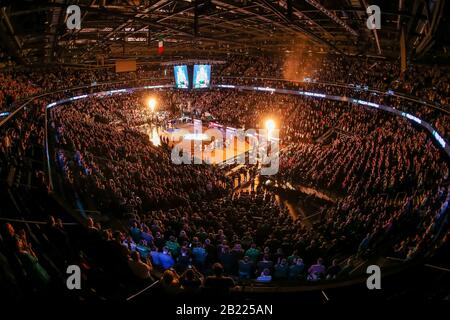 Kaunas. Februar 2020. Das Bild vom 28. Februar 2020 zeigt die Zalgirio Arena während des regulären Saisonspiels der Euroleague Basketball zwischen dem litauischen Zalgiris Kaunas und dem italienischen AX Armani Exchange Mailand in Kaunas, Litauen. Credit: Alfredas Pliadis/Xinhua/Alamy Live News Stockfoto