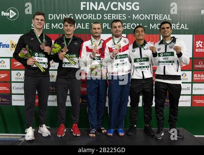 Montreal, Quebec, Kanada. Februar 2020. (L-R) Kanadas Vincent Riendeau und Nathan Zsombor-Murray, Russlands Aleksandr Bondar und Wiktor Minibaev und Mexikos Kevin Berlin Reyes und Ivan Garcia Navarro halten ihre Medaillen nach dem 10-Meter-Synchro-Plattformfinale der Männer bei der FINA Diving World Series in Montreal, Credit: Patrice Lapointe/ZUMA Wire/Alamy Live News Stockfoto