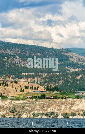 Überblick über den Okanagan See mit Bergen und Wolken Hintergrund. Stockfoto