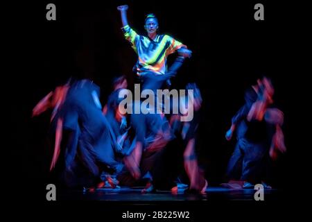 Cloud Gate Dance Theatre of Taiwan führen ihre UK-Premiere von 13 Zungen im Sadler's Wells Theater auf. Regie führte Cheung Tsung-lung. London, Großbritannien. Stockfoto