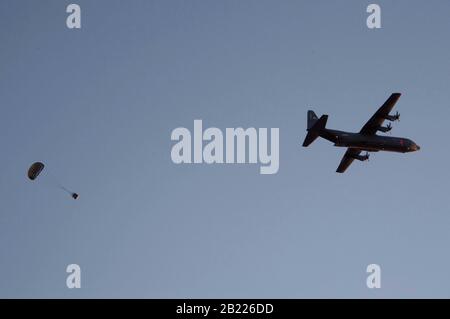 Ein Flugzeug der California Air National Guard C130-J aus dem 146. Luftaufzugsflügel lässt eine Trainingspalette in einer Fallzone in der Nähe der Edwards Air Force Base, Kalifornien, 20. Februar 2020 fallen. (USA Foto der Air National Guard von Michelle Ulber, Senioren-Airman) Stockfoto