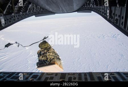 Eine Palette von Fracht wird während einer Rettungsmission bei Deadhorse, Alaska, zur Unterstützung Der Übung Arctic Eagle 2020, 26. Februar 2020, aus einer Alaska Air National Guard C-17A gedrängt, die der 144. Luftaufnahmestaffel zugewiesen ist. Die Alaska National Guard veranstaltet Die Übung Arctic Eagle 2020, eine gemeinsame Trainingsübung vom 20. Februar bis 6. März 2020 in ganz Alaska, einschließlich Joint Base Elmendorf-Richardson, Eielson Air Force Base, Fort Wainwright, dem Yukon-Kuskokwim-Delta und bis zum Teshekpuk Lake. Als Heimschutz und Notfallübung soll AE20 die Nationa erhöhen Stockfoto