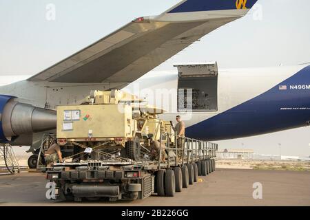 Flugzeuge mit der 38th Expeditionary Logistics Readiness Squadron arbeiten zusammen mit LRS-Mitgliedern der Marine und Marines, um Fracht von einer US-amerikanischen kommerziellen Fluggesellschaft auf die Fluglinie Al Dhafra Air Base, Vereinigte Arabische Emirate, 22. Februar 2020 zur Unterstützung der Native Fury zu entladen. LRS-Mitglieder führten den Empfang, den Download und die Verarbeitung aller Fracht und des Personals und wurden dazu eingesetzt, im Laufe der Übung fast 200 Tonnen Fracht und 3.000 Mitarbeiter zu bewegen. Native Fury ist eine Übung, um die Fähigkeit des Marine Corp zu testen, im Krisenfall schnell Kräfte einzusetzen, und ist auf Trai ausgelegt Stockfoto