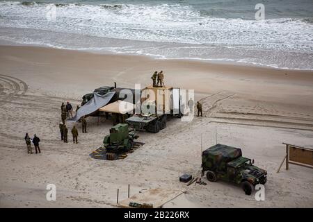 Marines mit 2nd Low Altimed Air Defense Battalion richten das Compact Laser Weapon System auf der Marine Corps Base Camp Lejeune, North Carolina, 20. Februar 2020 ein. Der 2. LAAD nutzte die Krallen, um die Aufnahme von Typ-1-Drohnen zu üben und die Gerätefunktionen zu erweitern. (USA Foto des Marine Corps von Cpl. Ethan Pumphret) Stockfoto