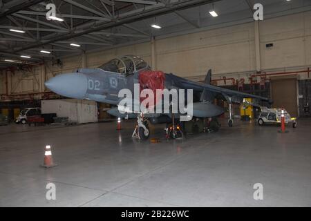 Marines mit Marine Attack Squadron 231 reparieren das Hydrauliksystem eines AV-8B Harrier II während des Kaltwettertrainings auf der Naval Air Station Fallon, Nevada, 6. Februar 2020. NAS Fallon bietet der VMA-231 die Möglichkeit, nicht nur ihre stationäre Bereitschaft zu verbessern, sondern auch eine einzigartige Möglichkeit, mit anderen Marinefliegern zu trainieren. (USA Foto des Marine Corps von Lance Cpl. Steven Walls) Stockfoto