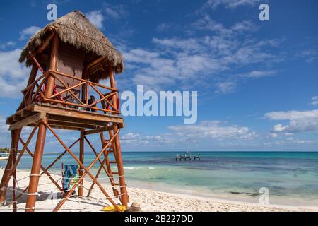 Rettungsschwimmturm an den tropischen Stränden der Riviera Maya in der Nähe von Cancun, Mexiko. Konzept des Sommerurlaubs oder Winterurlaubs zum karibischen Meer. Stockfoto