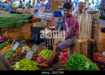 Colombo, Sri Lanka - Februar 2020: Ein Mann, der am 4. Februar 2020 in Colombo, Sri Lanka Gemüse auf dem Colombo-Markt verkauft. Stockfoto