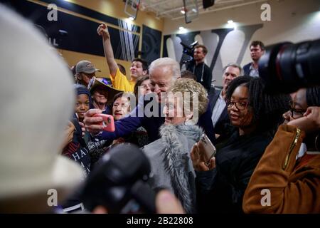 Der ehemalige Vizepräsident der Vereinigten Staaten und der demokratische Nominierungsbefürworter Joe Biden grüßt die Anhänger, nachdem er am Wofford College gesprochen hat, während er am Vorabend der South Carolina Primary 2020, Freitag, 28. Februar 2020 in Spartanburg, South Carolina, Wahlkampf macht. Stockfoto