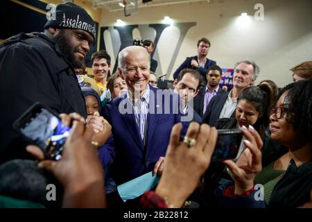 Der ehemalige Vizepräsident der Vereinigten Staaten und der demokratische Nominierungsbefürworter Joe Biden grüßt die Anhänger, nachdem er am Wofford College gesprochen hat, während er am Vorabend der South Carolina Primary 2020, Freitag, 28. Februar 2020 in Spartanburg, South Carolina, Wahlkampf macht. Stockfoto