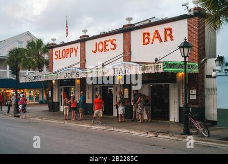 Key West, Florida, Vereinigte Staaten - 12. Juli 2012: Schlampige Joes Bar am Abend mit Illuminierten Zeichen und Touristenmassen. Eine Berühmte Bar in Key West Stockfoto