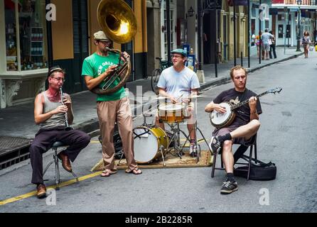 New Orleans, Louisiana, Vereinigte Staaten - 17. Juli 2009: Jazzband mit Sousaphon, Clarinet, Banjo und Schlagzeug, Die Im Freien auf der Bourbon Street spielen. Stockfoto