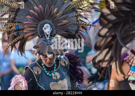 MEXIKO-STADT, MEXIKO - 17. FEBRUAR 2020: Azteken-Tänzer in traditionellen Kostümen tanzen im Zocalo in Mexiko-Stadt, DF, Mexiko. Stockfoto