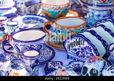 Bunte traditionelle mexikanische Keramik. Talavera-Stil. Souvenirs auf dem lokalen Markt von Puebla, Mexiko. Stockfoto