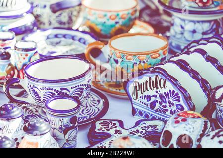 Bunte traditionelle mexikanische Keramik. Talavera-Stil. Souvenirs auf dem lokalen Markt von Puebla, Mexiko. Stockfoto