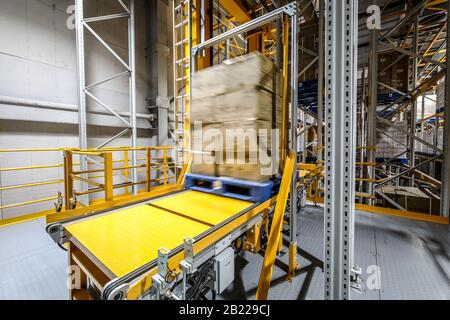 Peking, CHINA - 03. JUNI 2019: Moderne Automatisierung der Lagerproduktion in China. Stockfoto