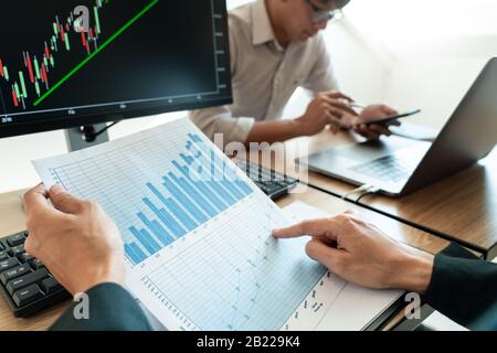 Business Team Investment Entrepreneur Trading Diskussion und Analyse Graph Börse in Traders Office. Konzept für den Austausch von Geschäftsabschauf. Stockfoto