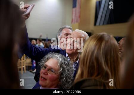 Spartansburg, Vereinigte Staaten. Februar 2020. Der ehemalige Vizepräsident der Vereinigten Staaten und der demokratische Nominierungsbefürworter Joe Biden posiert für Fotos mit seinen Anhängern, nachdem er am Wofford College gesprochen und am Vorabend der South Carolina Primary 2020 in Spartanburg Wahlkampf geführt hat. Credit: Sopa Images Limited/Alamy Live News Stockfoto