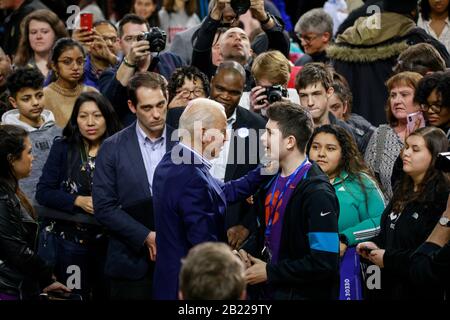 Spartansburg, Vereinigte Staaten. Februar 2020. Der ehemalige Vizepräsident der Vereinigten Staaten und der demokratische Nominierungsbefürworter Joe Biden begrüßt seine Anhänger, nachdem er am Wofford College gesprochen und am Vorabend der South Carolina Primary 2020 in Spartanburg Wahlkampf geführt hat. Credit: Sopa Images Limited/Alamy Live News Stockfoto