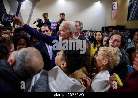 Spartansburg, Vereinigte Staaten. Februar 2020. Der ehemalige Vizepräsident der Vereinigten Staaten und der demokratische Nominierungsbefürworter Joe Biden posiert für Fotos mit seinen Anhängern, nachdem er am Wofford College gesprochen und am Vorabend der South Carolina Primary 2020 in Spartanburg Wahlkampf geführt hat. Credit: Sopa Images Limited/Alamy Live News Stockfoto