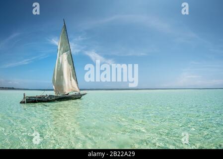 Reisen Sie Afrika Kenia und Sansibar mit kristallklarem türkisfarbenem Wasser und traditioneller Segelboot-Landschaft vom Strand Diani und Watamu Stockfoto