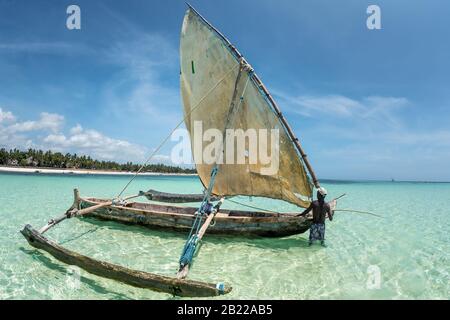 Reisen Sie Afrika Kenia und Sansibar mit kristallklarem türkisfarbenem Wasser und traditioneller Segelboot-Landschaft vom Strand Diani und Watamu Stockfoto