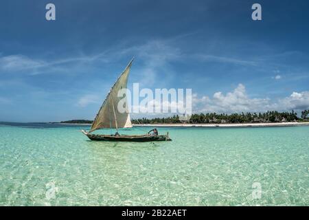 Reisen Sie Afrika Kenia und Sansibar mit kristallklarem türkisfarbenem Wasser und traditioneller Segelboot-Landschaft vom Strand Diani und Watamu Stockfoto