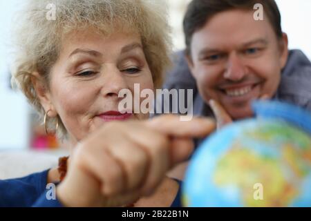 Ältere Mutter zeigt einen erwachsenen Sohn weltweit Stockfoto