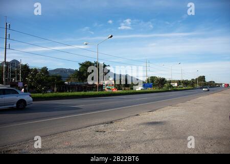 Nakhon RATCHASIMA, THAILAND - 24. NOVEMBER: Thailändische Leute fahren und fahren mit dem Auto und der Logikbahn auf der Thanon Mittraphap Road im Pak Chong District in Novemb Stockfoto