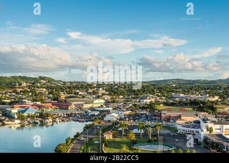 St. John's, Antigua und Barbuda - 19. Dezember 2018: Stadtbild der Insel St John's, Antigua, es ist Zeit der Dämmerung. Stockfoto