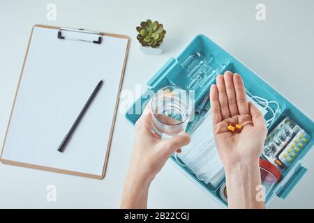 Medizinische Pillen in der Hand und Glas Wasser. Konzept für das Gesundheitswesen und die Medizin Stockfoto