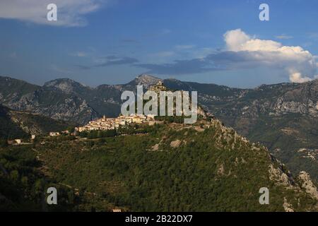 Panoramablick auf das mittelalterliche Dorf Sainte Agnès im Hinterland von Nizza (schönste Dörfer Frankreichs) Stockfoto