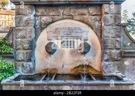 Nemi, ITALIEN - 3. MÄRZ: Blick auf einen historischen Brunnen im Stadtzentrum von Nemi, einer Stadt in der Nähe von Rom in Mittelitalien, 3. März 2019 Stockfoto