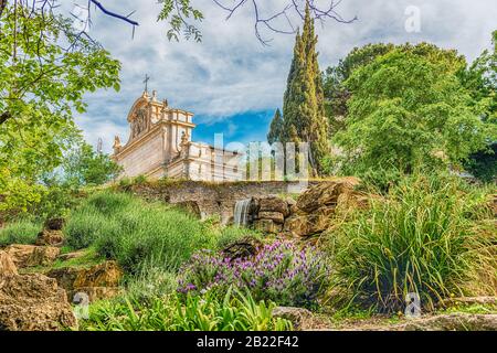 ROM - 28. APRIL: Details der Fontana dell'Acqua Paola, alias Fontanone (auf englisch: Großer Brunnen), wie sie vom Botanischen Garten von Rom, Italien, Ap zu sehen sind Stockfoto