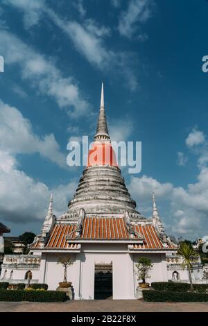 Phra Samut Chedi, mit blauem Himmel in Pak Nam, Samut Prakan, Thailand. Stockfoto