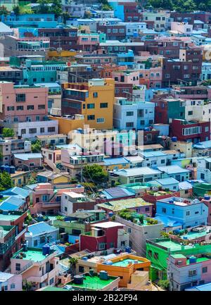 Bunte Gebäude der Gamcheon Cultural Villiage in Busan, Südkorea. Stockfoto
