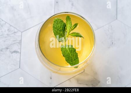 Hausgemachter, Traditioneller, Gesunder, Fermentierter, Roher Kombucha-Tee mit Mint-Blättern im Glas, trinkbereit. Organische Getränke. Stockfoto
