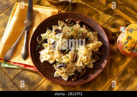 Pasta Penne mit gegrillten Pilzen flaches Laienbild Stockfoto