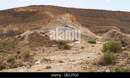 Eine entfernte Wandergruppe auf dem steilen Anstieg des Divshon-Berges im Tal von Zin bei Sde Boker in Israel von Mitreshet ben gurion Stockfoto