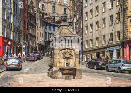 Edinburgh, Großbritannien - 5. Juli 2018: Victoria Street, zwischen 1829-34 als Teil einer Reihe von Verbesserungen an der Altstadt errichtet, mit dem Ziel der Verbesserung der Ac Stockfoto